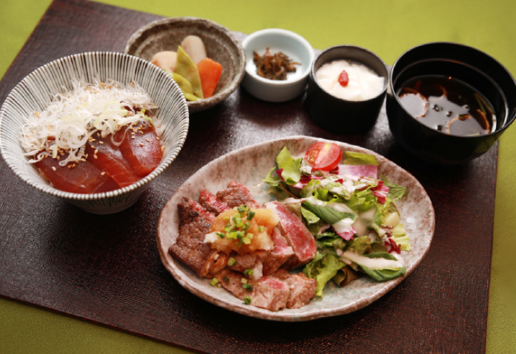 天然南まぐろの二色丼と牛ステーキ御膳