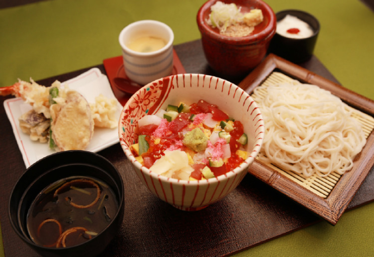 彩りばらちらしとうどん御膳